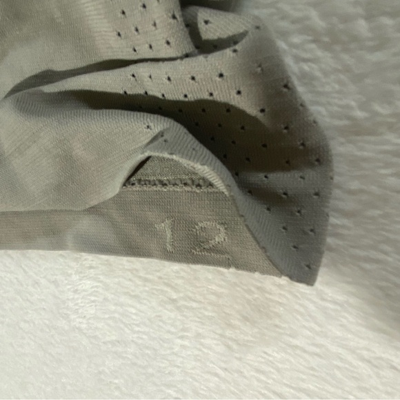 Lululemon Women’s Taupe / Gray Athletic Tech Short Sleeve Shirt Sz 12 - Picture 7 of 12